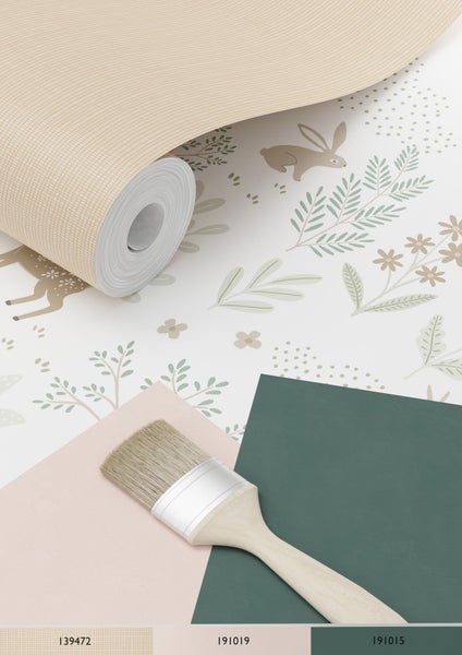 Tapetenrolle mit Tiermotiv, Farbmuster und Pinsel