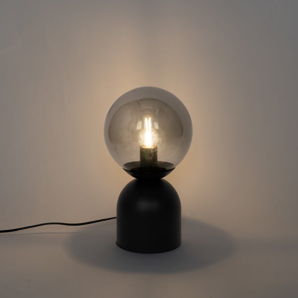 Tischleuchte mit Rauchglas-Kugelschirm auf einem runden Sockel