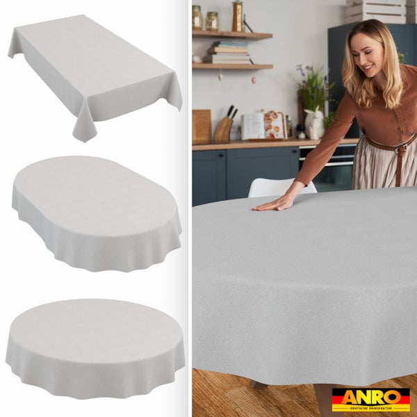 ANRO Tischdecke in rechteckig, oval und rund. Frau glättet abwaschbare Tischdecke in moderner Küche. ANRO Deutsche Manufaktur Logo.
