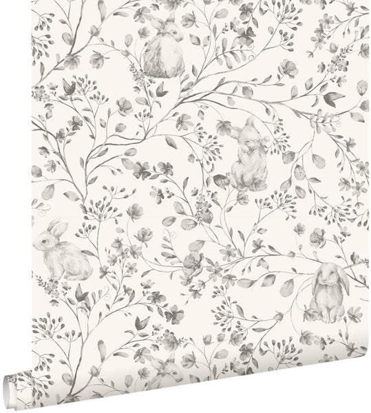 Vliestapete mit skizzierten Hasen, Blüten und Zweigen, Wanddekoration.