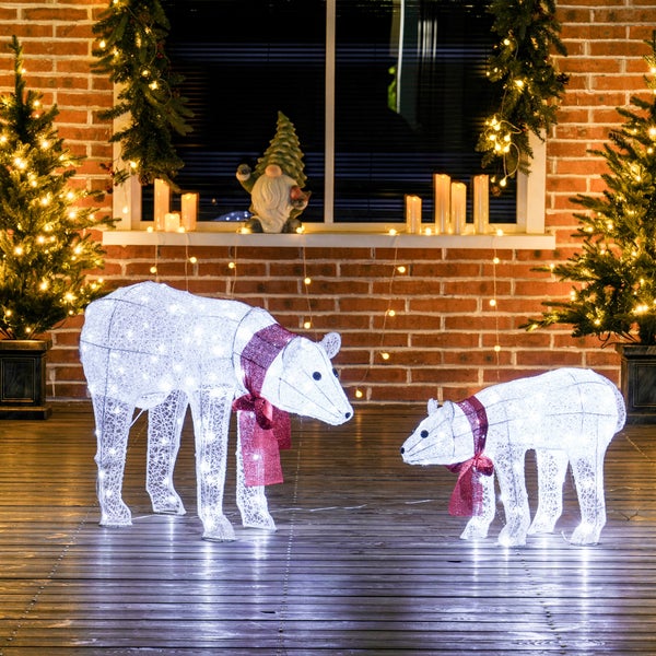Weihnachtsdekoration für außen: Zwei leuchtende LED-Eisbären mit roten Schals auf einer Holzterrasse vor einer dekorierten Backsteinwand.
