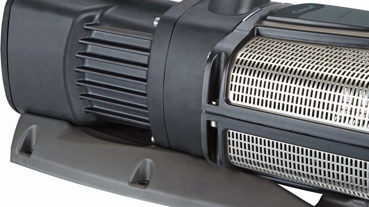 Nahaufnahme einer Oase Teichpumpe mit Kühlrippen am Motorgehäuse, Edelstahl-Filterkorb und Oase Logo.