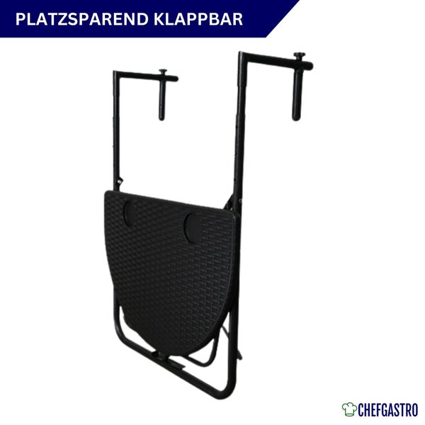 Klappbarer Balkonhängetisch aus schwarzem Metall mit Tischplatte in Rattan-Optik, platzsparend und klappbar, ChefGastro Logo.