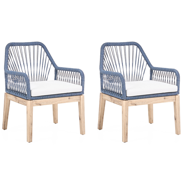 Zwei Gartenstühle mit Gestell aus Holz, blauer Seilbespannung und hellen Sitzkissen.