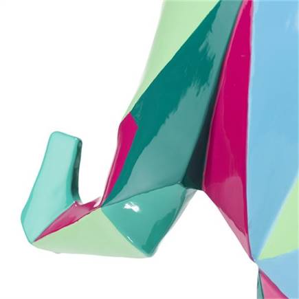 Detailansicht eines Teppichs mit einem Messlineal zur Bestimmung der Höhe des Flors.