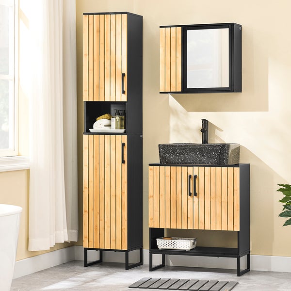 Badezimmer mit Waschtischunterschrank, Waschbecken, Spiegelschrank und Hochschrank im modernen Design