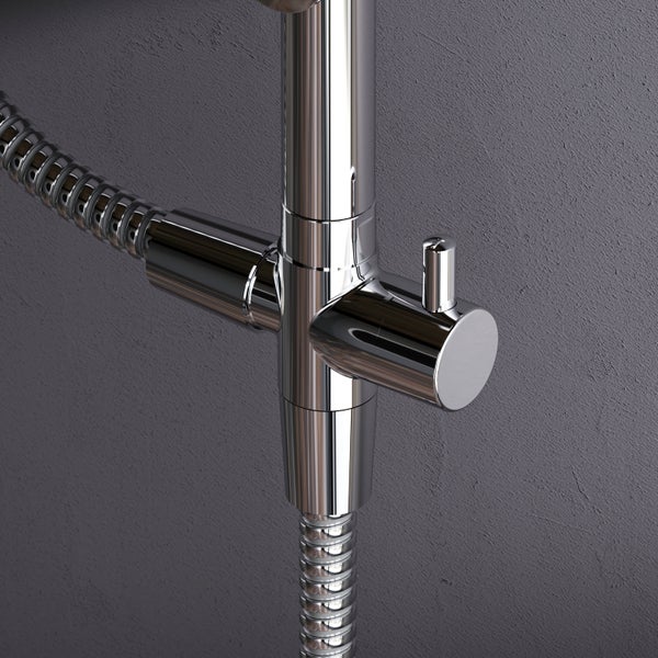 Detailaufnahme einer Duschstange mit Brauseschlauch