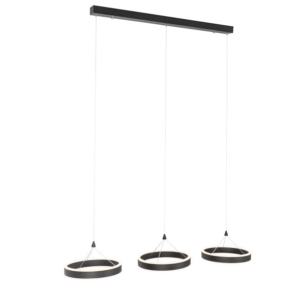 Dreiflammige Hängeleuchte mit ringförmigen Lampenschirmen.