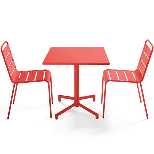 Rotes dreiteiliges Bistroset aus Metall mit einem quadratischen Tisch und zwei Stühlen mit Latten-Optik.