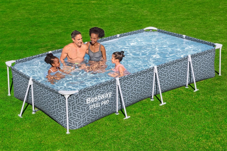 Rechteckiger Bestway Steel Pro Aufstellpool mit grauem Blattmuster, Familie badet im Pool auf einer Rasenfläche im Garten.