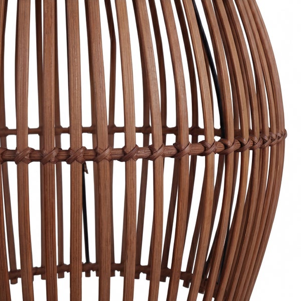 Detailansicht eines Lampenschirms aus vertikalen braunen Bambusstreben mit einem geflochtenen Ring in der Mitte.