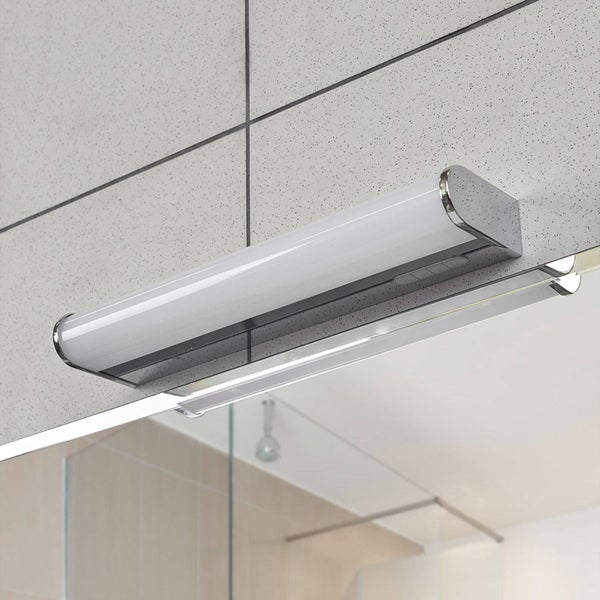 Schlanke LED-Spiegelleuchte für das Badezimmer, montiert auf einem Spiegel, mit verchromten Endkappen und weißem Diffusor.