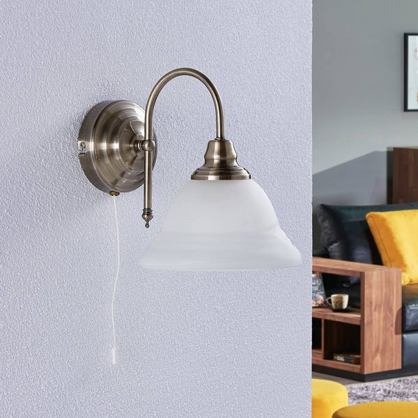 Wandleuchte mit Zugschalter und Glaslampenschirm