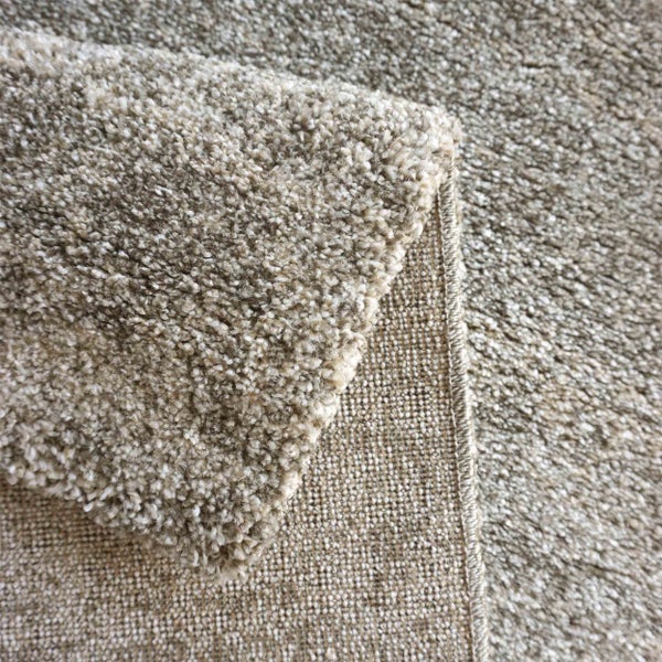 Hochflor-Teppich mit weicher Textur und gewebter Rückseite.