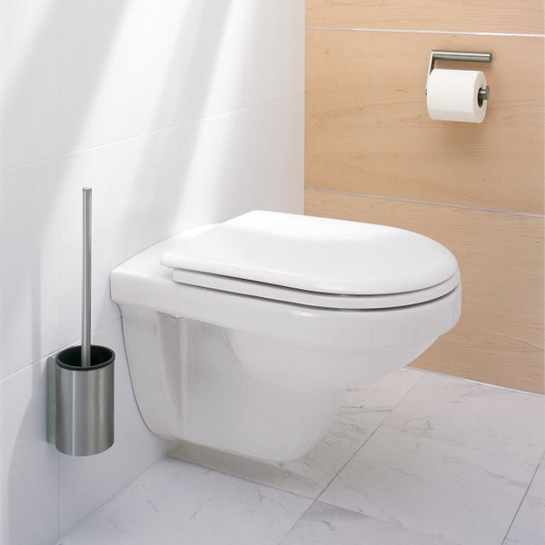 Modernes helles Badezimmer mit wandhängendem WC, Edelstahl-Zubehör, Holzwand und Boden in Marmor-Optik.