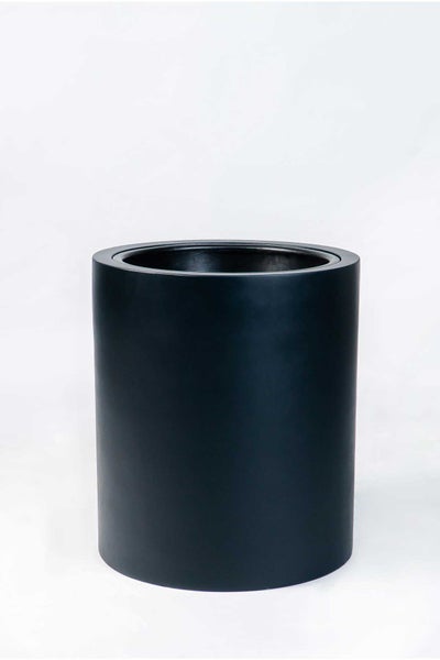 Zylindrischer Pflanztopf aus Kunststoff in Schwarz.