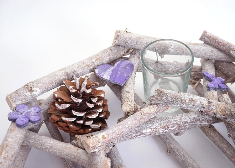 Dekoration mit Teelichthalter, Kiefernzapfen, Holzherz und Holzblumen