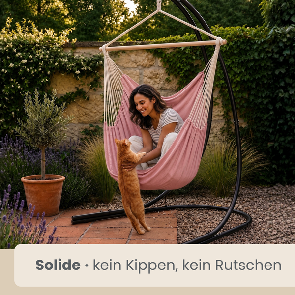 Frau in einem Hängesessel mit Gestell im Garten, der eine Katze streichelt, mit Hinweis auf Standsicherheit ohne Kippen und Rutschen.