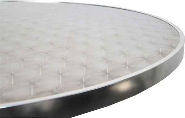 Tischplatte mit dekorativem Muster und Metallrand.