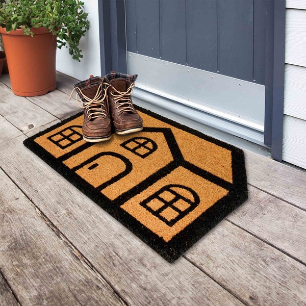 Fußmatte mit Hausmotiv, Schuhe, Topfpflanze vor Haustür