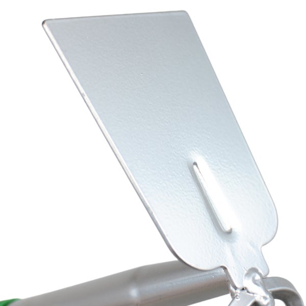 Nahaufnahme eines Gartengeräts mit einem rechteckigen Metallblatt zur Bodenbearbeitung.