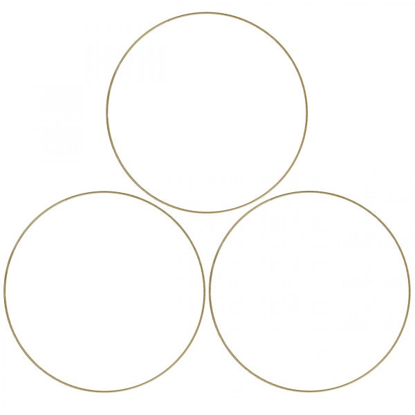 Drei goldfarbene Metallringe für dekorative Bastelarbeiten