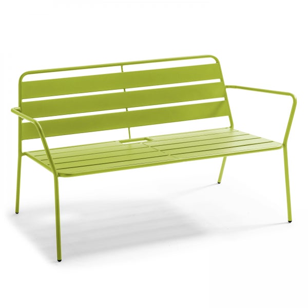 Grüne Gartenbank aus Metall mit Sitzfläche und Rückenlehne aus Lamellen.