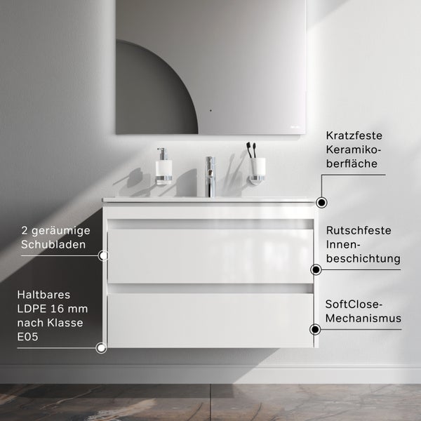 Badezimmer mit Waschbeckenunterschrank, Spiegel, zwei Schubladen sowie Ablageflächen