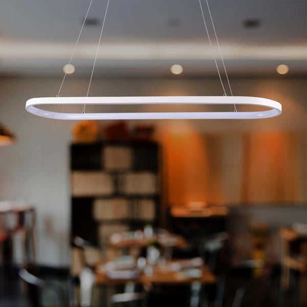 Ovale LED-Hängeleuchte über einem Esstisch