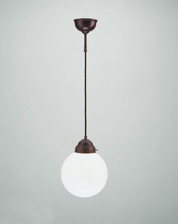 Hängelampe mit kugelförmigem Lampenschirm