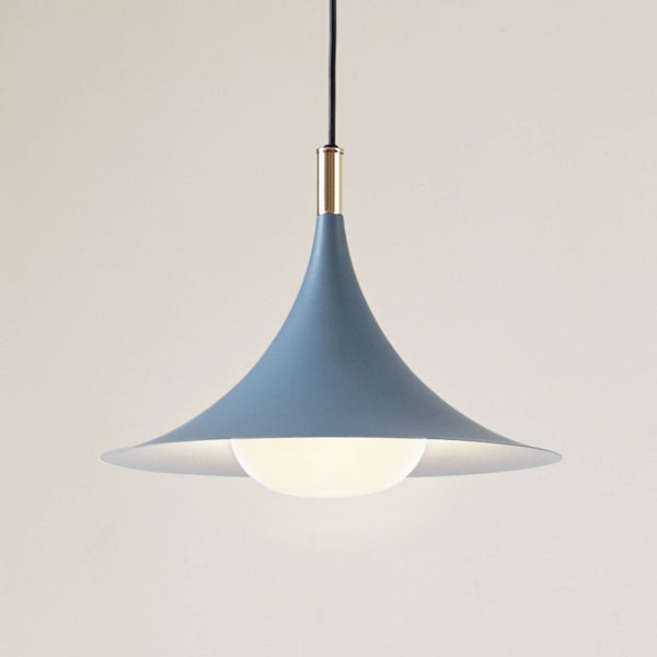Blaugraue Pendelleuchte aus Metall mit Messing-Akzent und rundem Glasdiffusor.