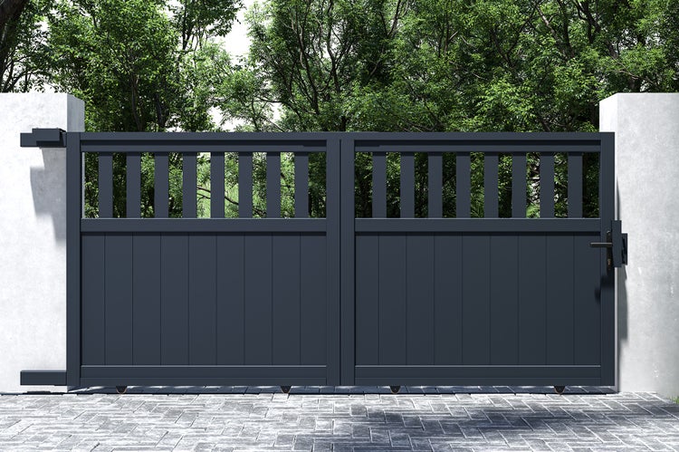 Modernes zweiflügeliges Aluminium Schiebetor für die Grundstückseinfahrt mit blickdichtem unterem Bereich und vertikalem Stabgitter oben.