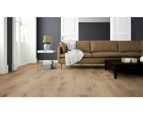 Bodenbelag in heller Eichenoptik in einem modernen Wohnzimmer mit braunem Sofa und dunklen Wänden.