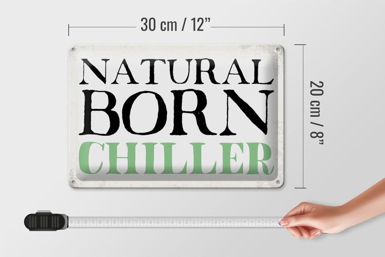 Hohes, graues Steckregal mit sechs Regalböden und einer Frau zur Größenansicht.