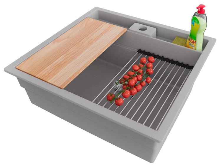 Spüle mit Schneidebrett, Abtropfgitter, Spülmittel und Tomaten