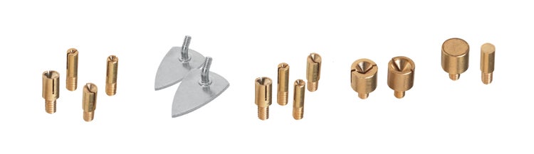 Set aus verschiedenen Messingbolzen und zwei Metallplatten zur Befestigung von Armaturen