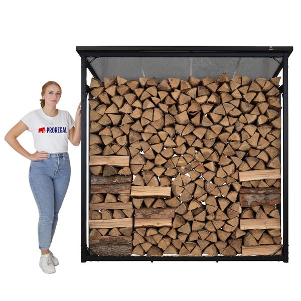 Brennholzregal aus Metall mit gestapeltem Brennholz und einer Frau zur Größenorientierung