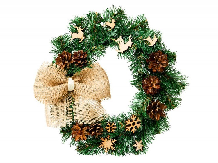 Künstlicher Weihnachts Kranz geschmückt mit Jute Schleife Tannenzapfen und Holzfiguren