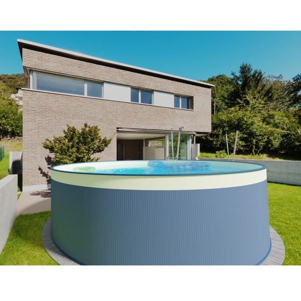 Runder Stahlwandpool im Garten mit Leiter und Poolzubehör.