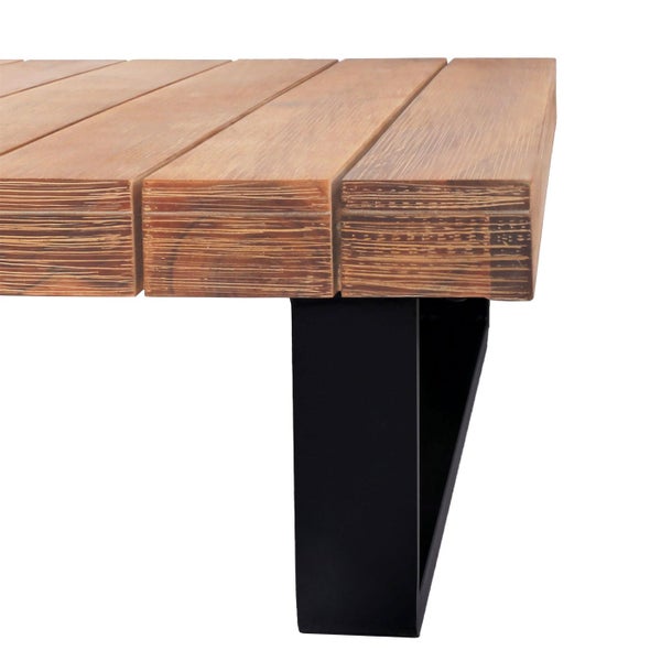 Nahaufnahme eines Gartentischs mit dicken Holzlatten und schwarzen Metallbeinen im Industriedesign.