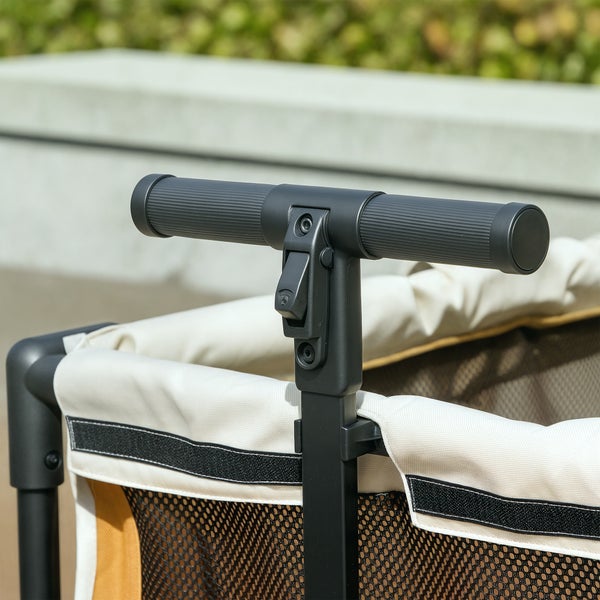 Detailaufnahme eines Bollerwagens mit Griffstange