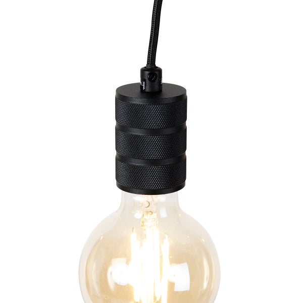 Schwarze strukturierte Lampenfassung einer Pendelleuchte mit einer leuchtenden LED-Globelampe.