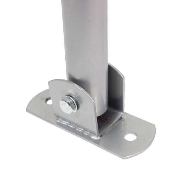 Detailansicht eines Metallpfostens mit Befestigungsfuß