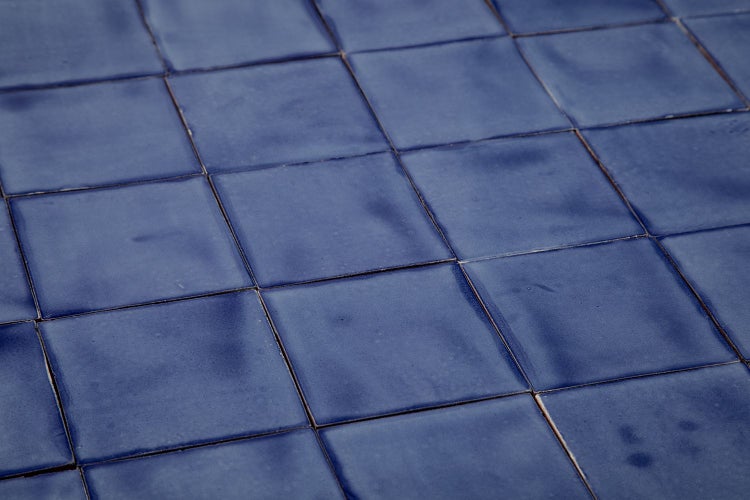 Nahaufnahme von quadratischen Fliesen