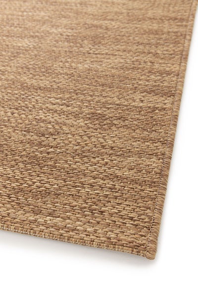 Brauner gewebter Teppich in Sisal-Optik mit strukturierter Oberfläche und umkettelter Kante.