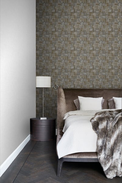 Schlafzimmer mit gemusterter Tapete, Nachttisch und Bett