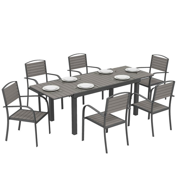 Gartenmöbel Set bestehend aus einem rechteckigen Tisch mit Lattenoberfläche und sechs passenden Armlehnstühlen inklusive Gedeck.