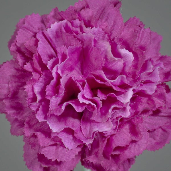 Künstliche Gerbera aus Textil mit orangefarbenen Blütenblättern und gelber Mitte.