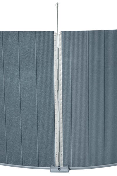 Grauer Sichtschutz mit vertikalen Lamellen, Metallscharnier und Verriegelungsstab.