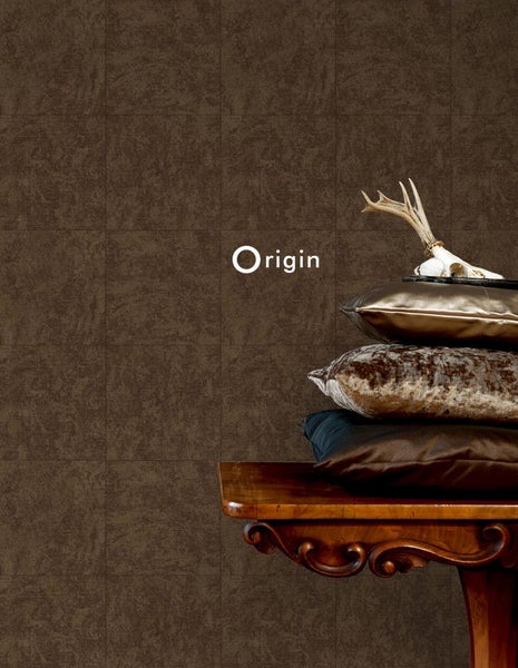 Dekorative Wand mit Kissenstapel und Hirschschädel auf einem Tisch